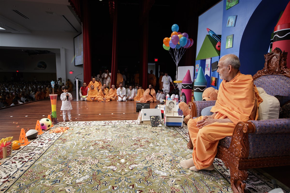 A child says a prayer before Swamishri