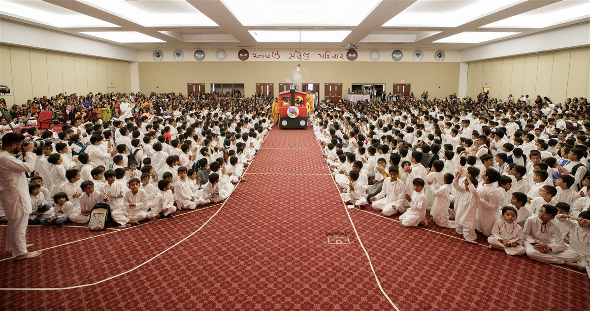 Swamishri arrives in the Bal-Balika Din assembly