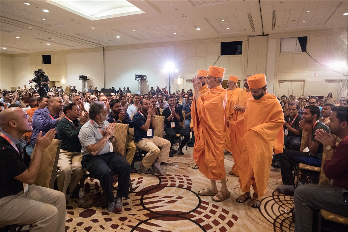 Swamishri greets volunteers with folded hands as he arrives to North American Leadership Seminar in Philadelphia, PA
