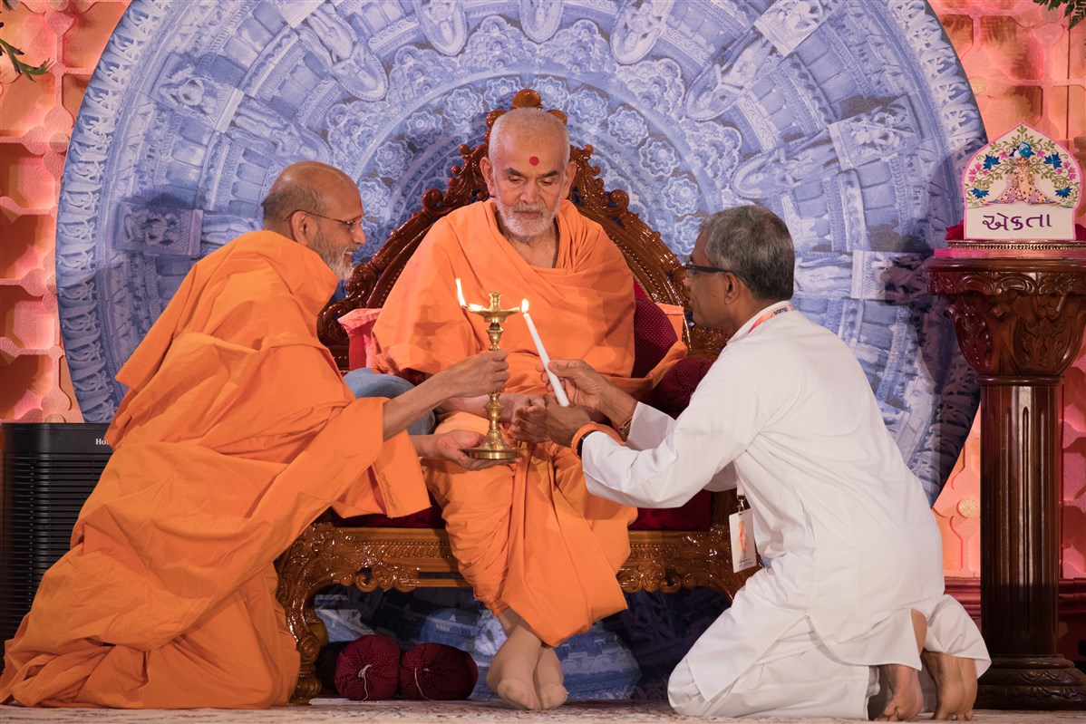 Swamishri performs deep pragatya to launch the BAPS North American Leadership Seminar
