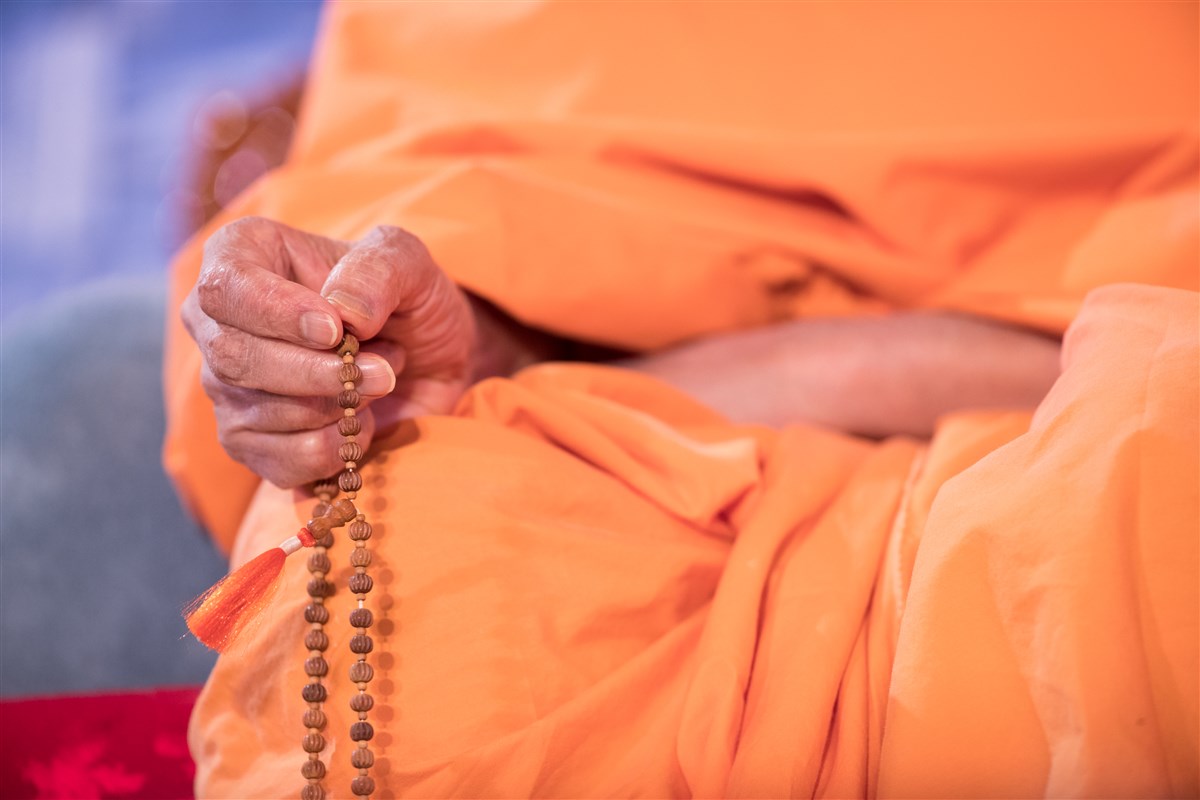 Swamishri performs mala during the assembly