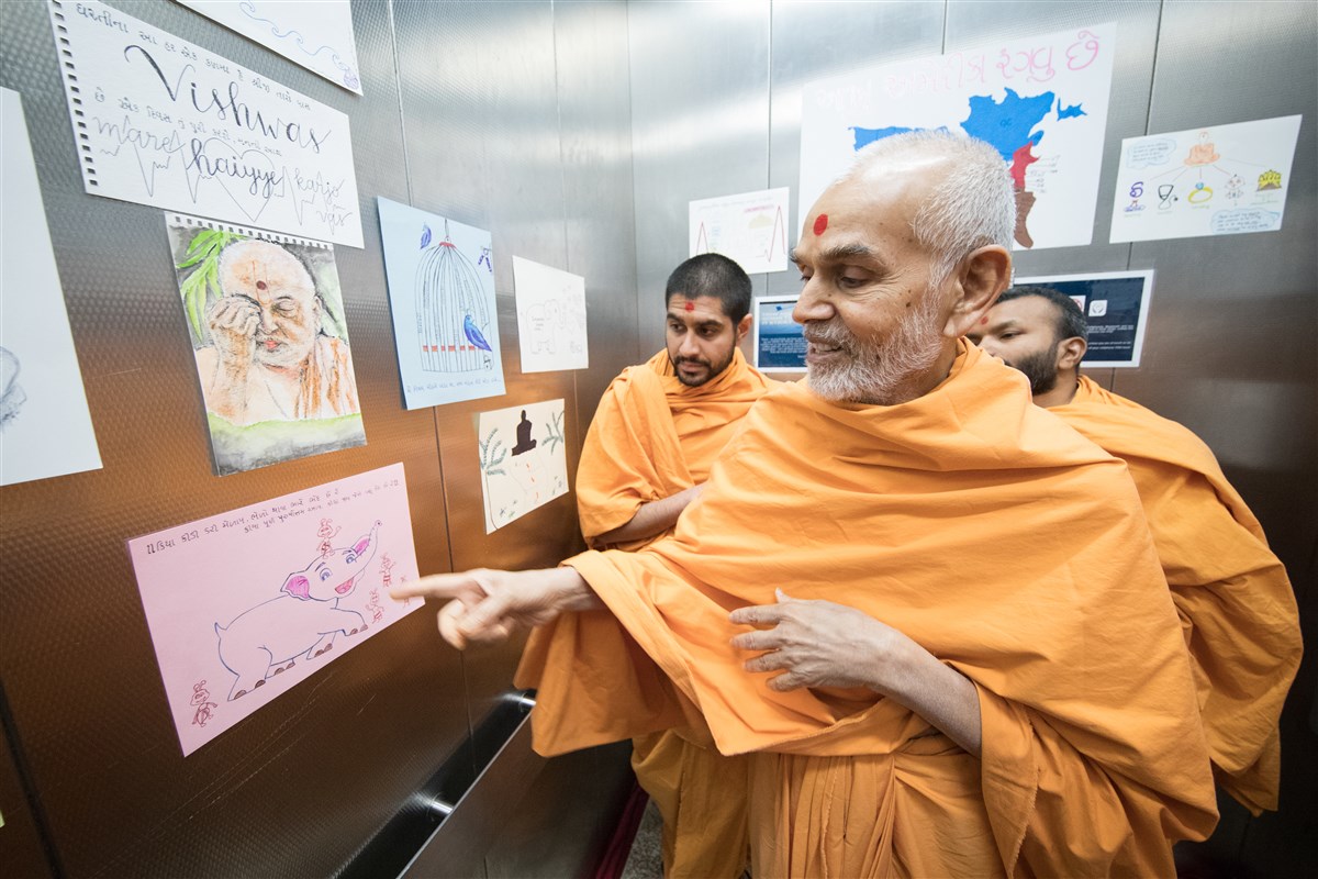 Swamishri appreciates the devotion of youths