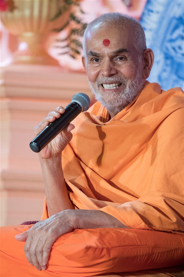 Swamishri addresses the assembly 