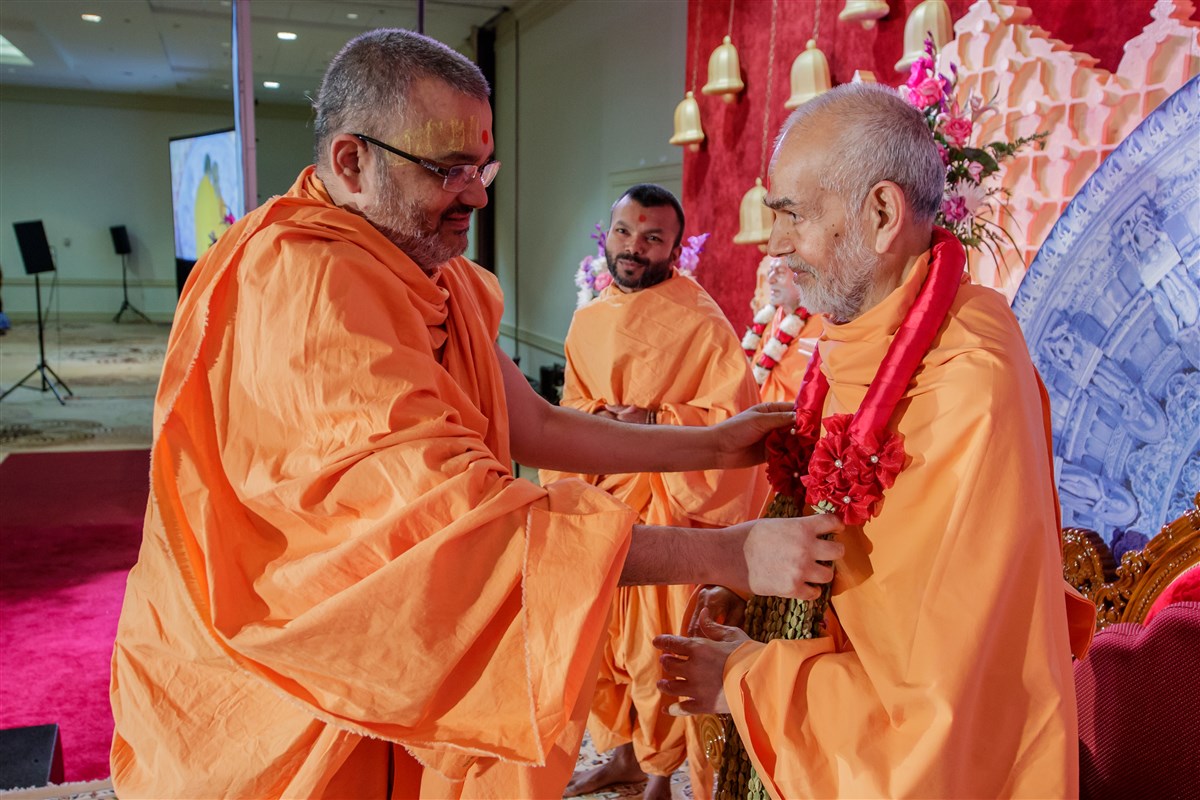 Mahamahopadhyaya Pujya Bhadreshdas Swami garlands Swamishri