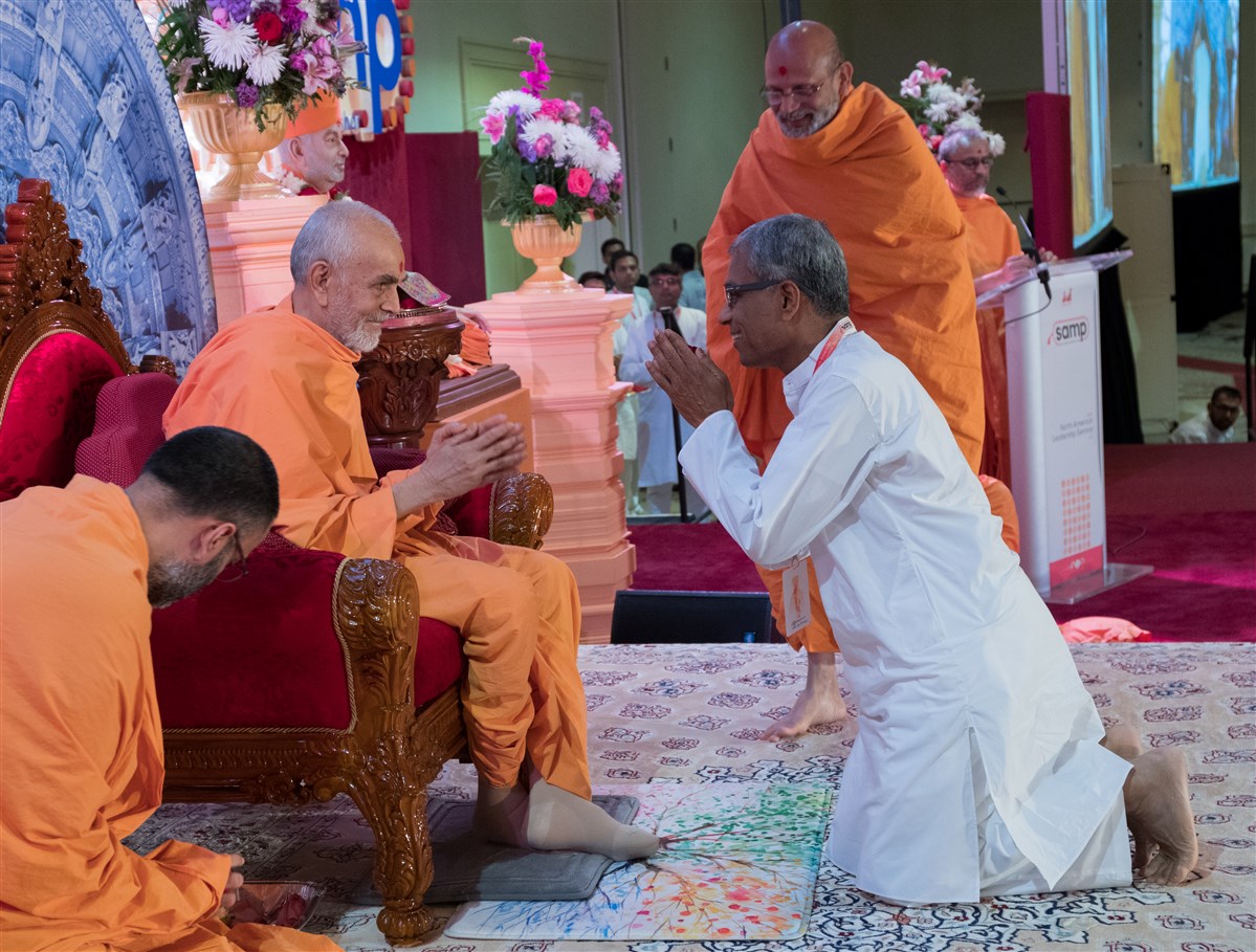 Swamishri blesses Param Bhagvadiya Kanubhai Patel