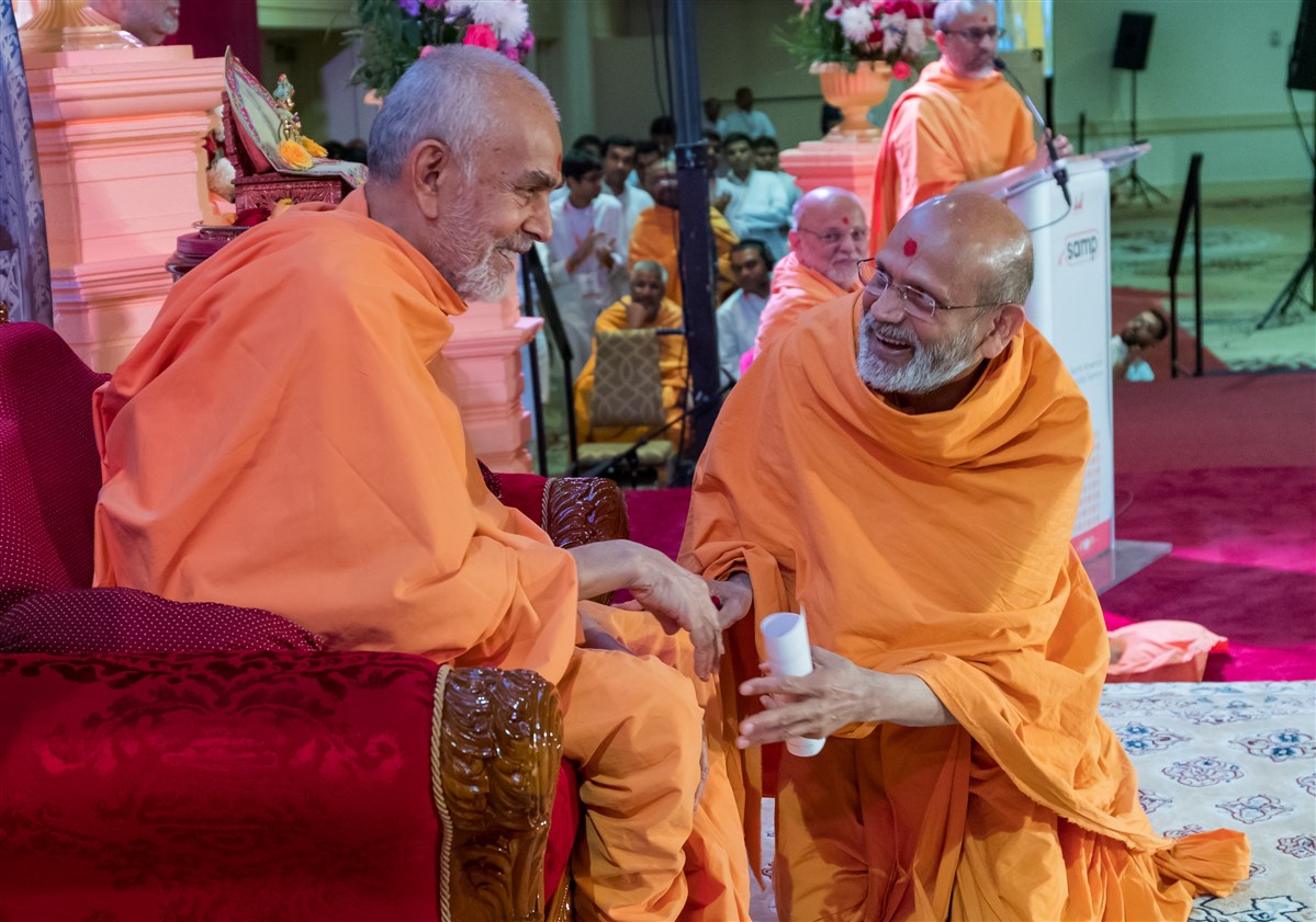 Swamishri blesses Pujya Yagnavallabhdas Swami