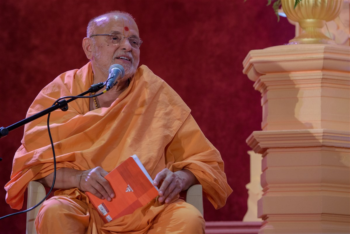 Pujya Ishwarcharandas Swami addresses the assembly