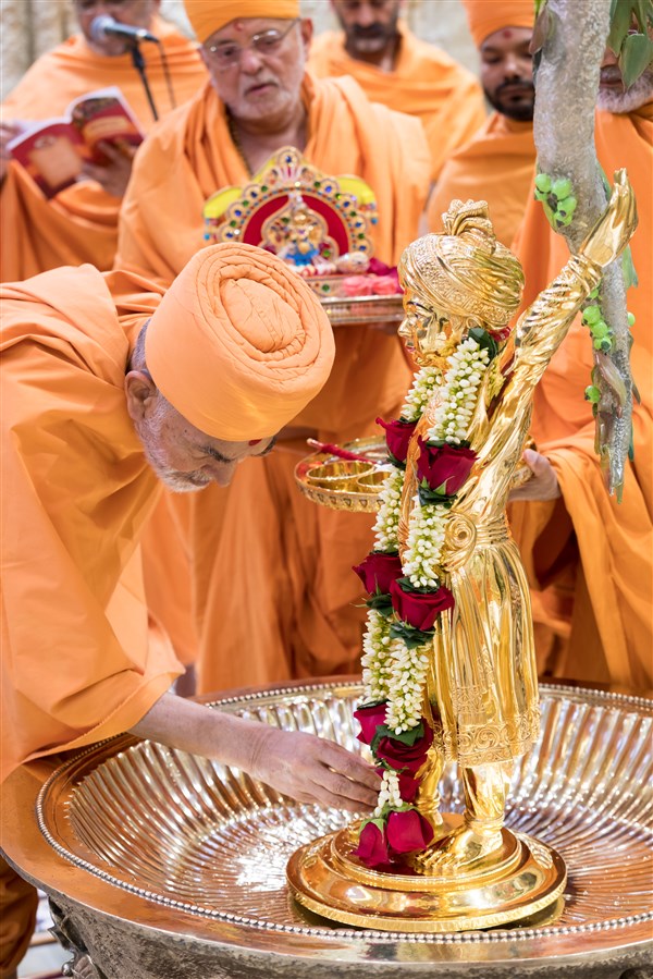 Swamishri engaged in the murti-pratishtha ceremony