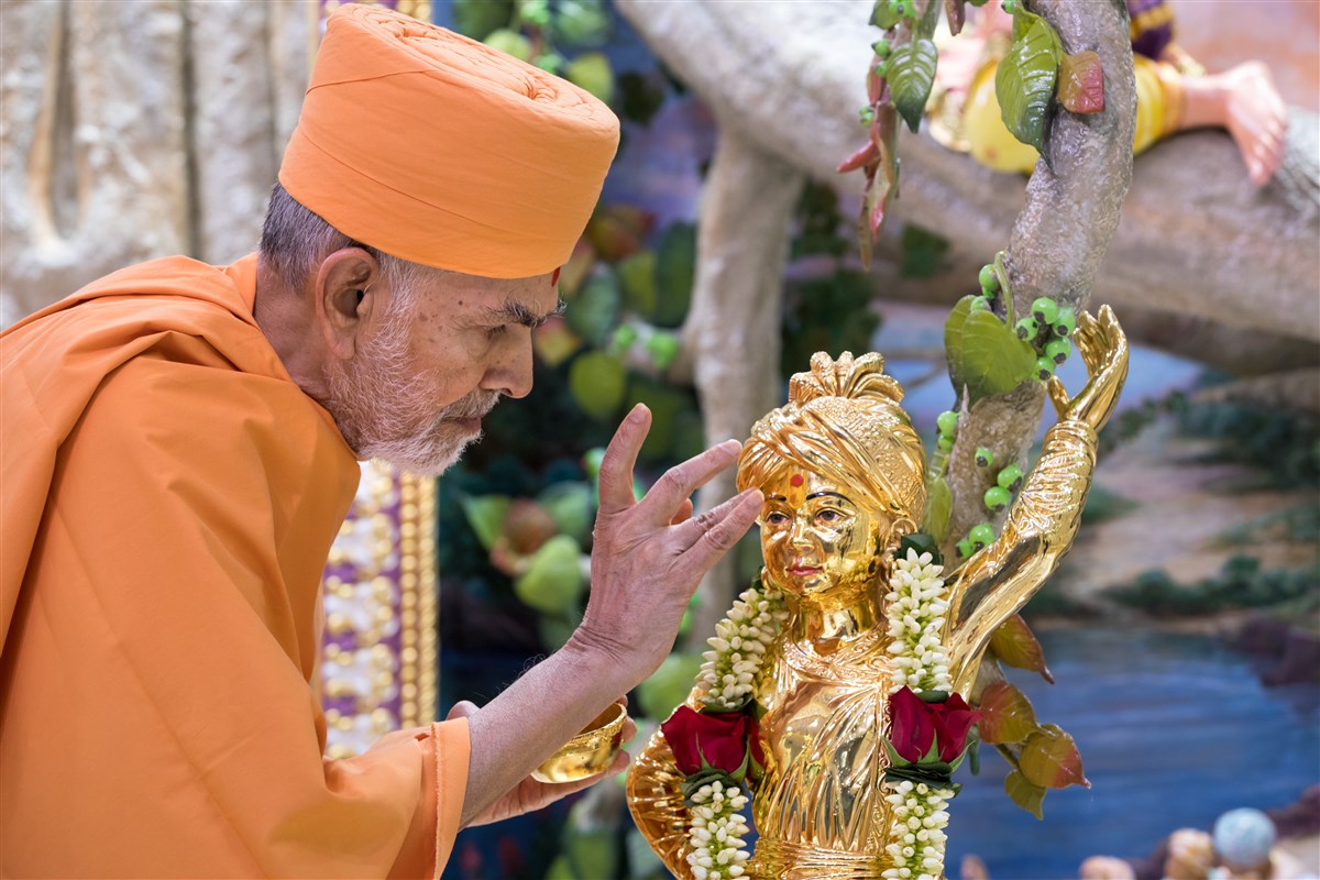 Swamishri engaged in the murti-pratishtha ceremony
