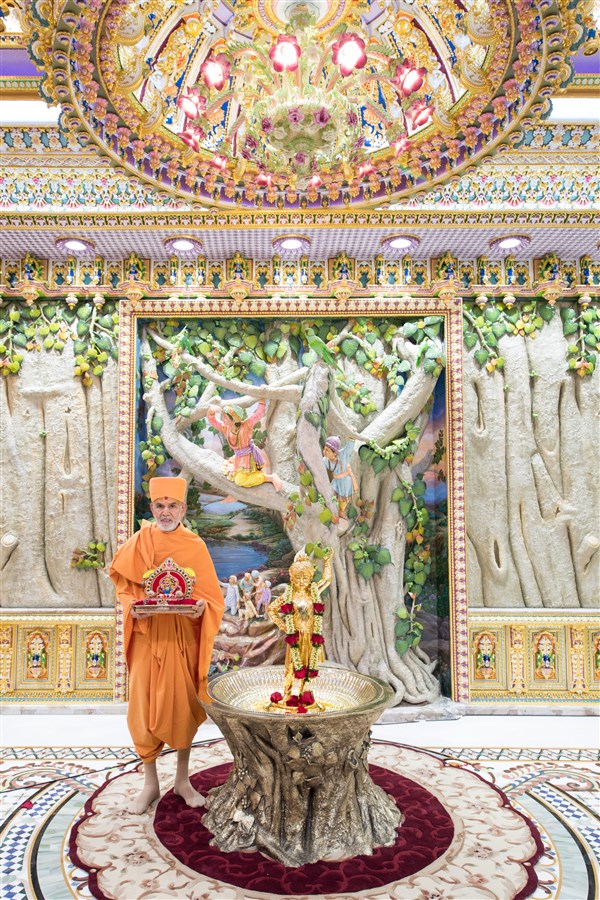 Swamishri with Shri Harikrishna Maharaj in the Shri Ghanshyam Maharaj Abhishek Mandapam