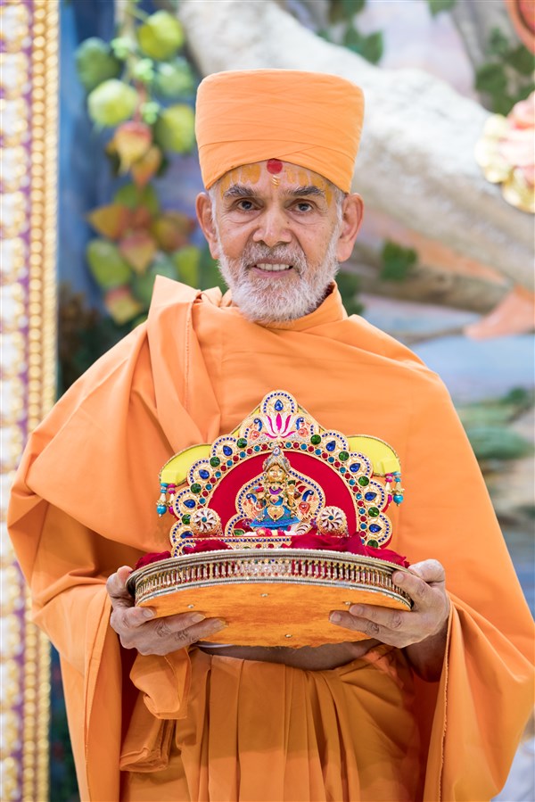 Swamishri in a divine mood with Shri Harikrishna Maharaj