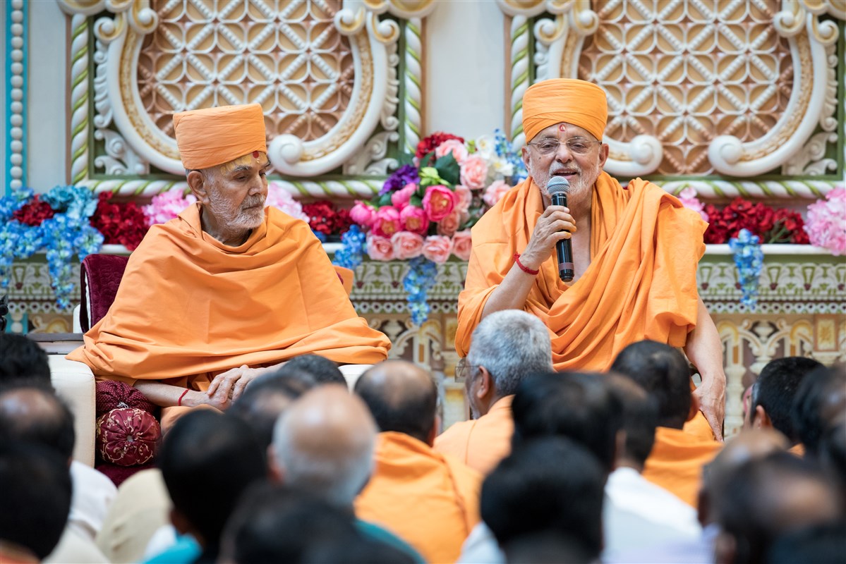 Pujya Ishwarcharandas Swami addresses the assembly