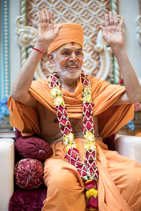 Swamishri blesses all devotees