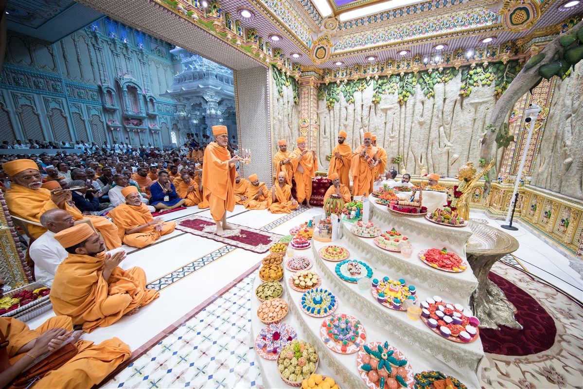 Swamishri performs arti of Shri Ghanshyam Maharaj