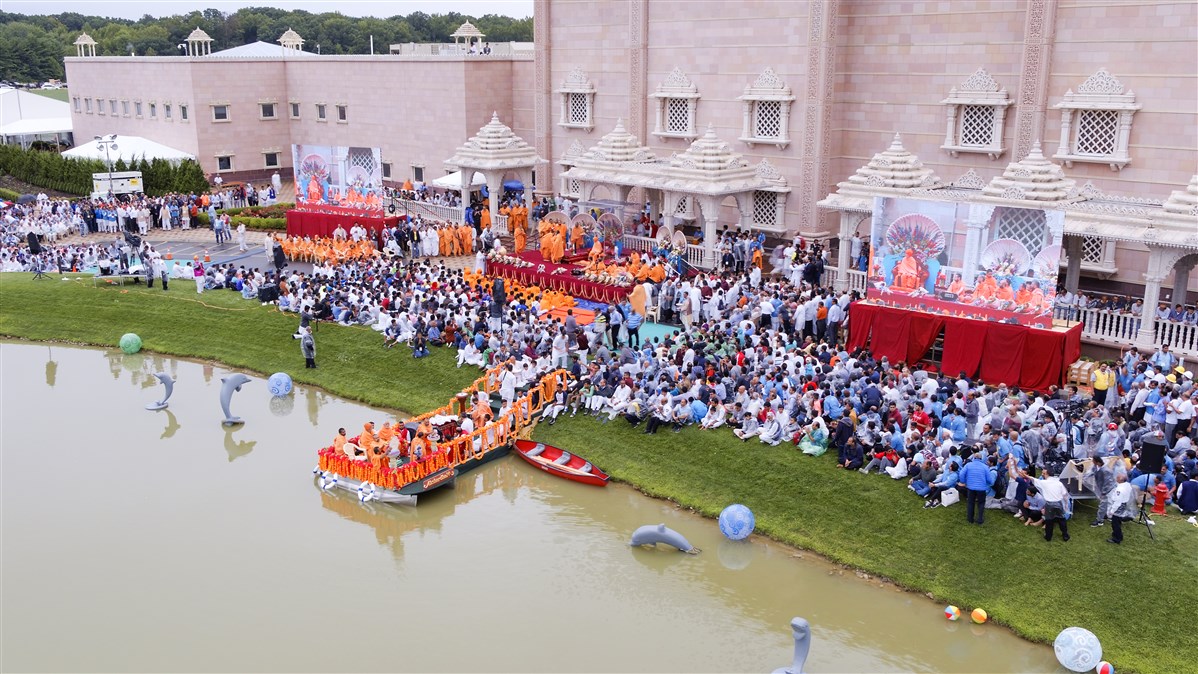 Swamishri engaged in the Jal Jhilani festival
