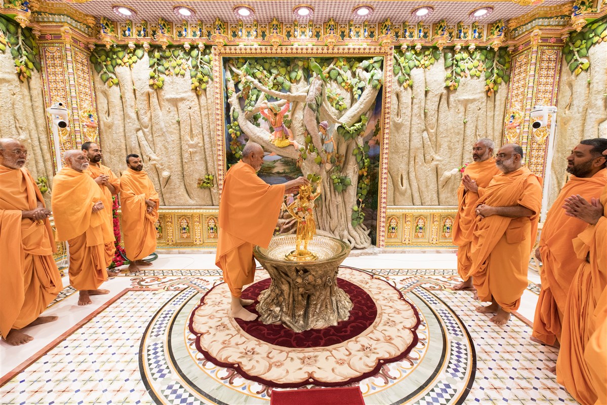 Swamishri performs abhishek of Shri Ghanshyam Maharaj