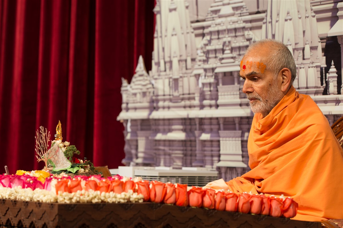 Swamishri engrossed in morning puja 