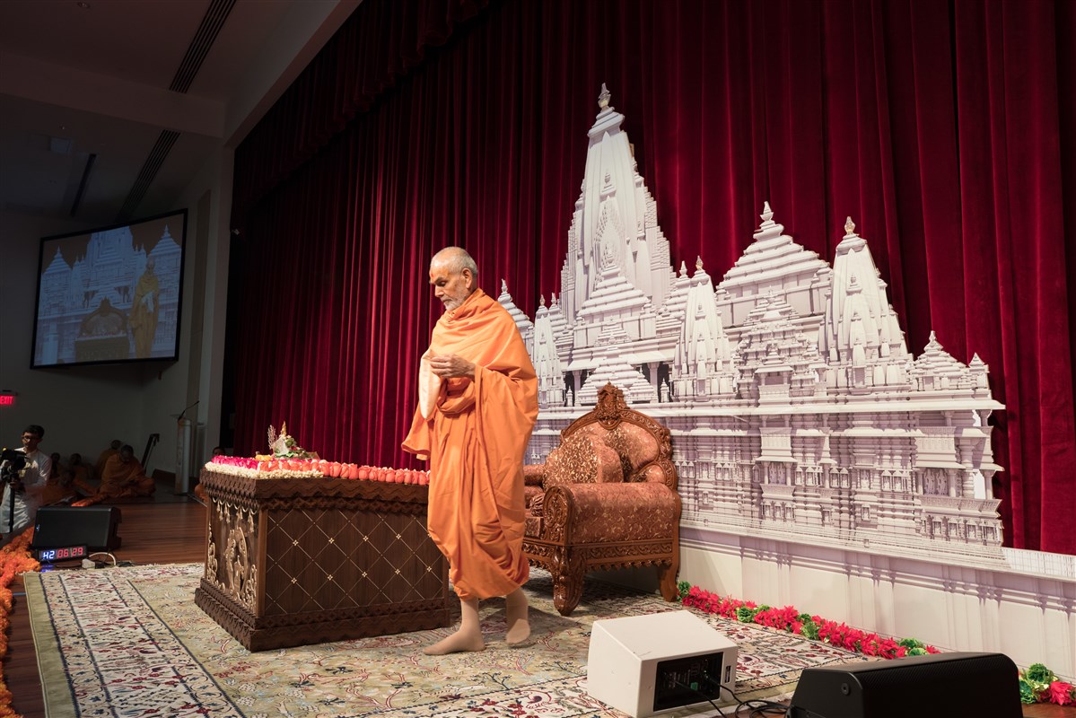 Swamishri performs pradikshina during puja
