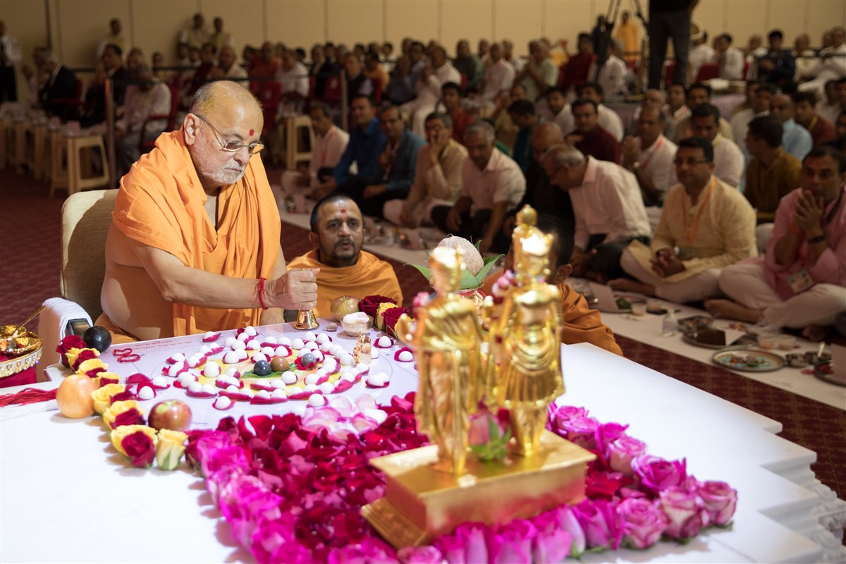 Pujya Ishwarcharandas Swami performs the Swaminarayan Akshardham Mandapam Pujan