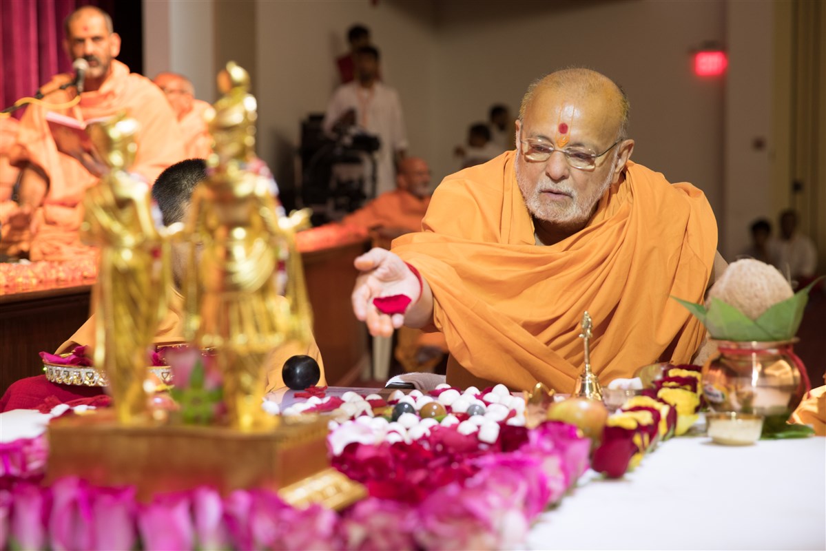 Pujya Ishwarcharandas Swami engaged in the rituals