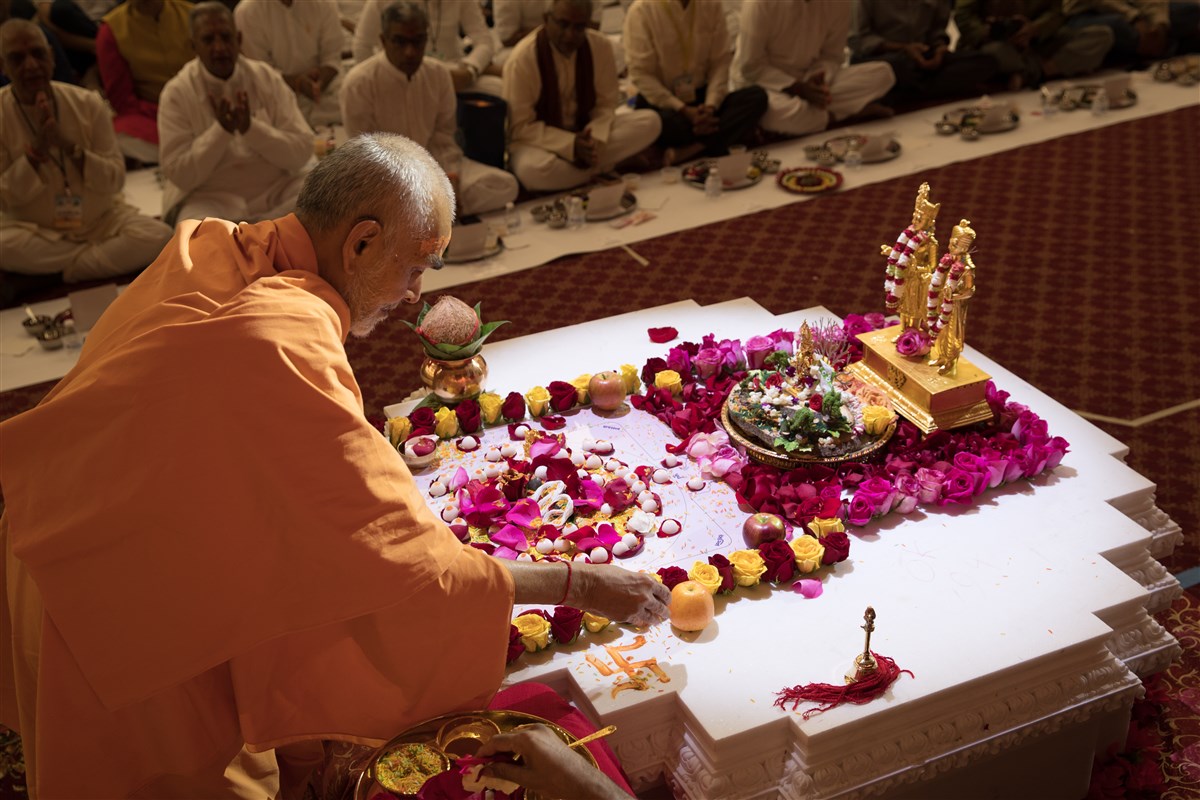 Swamishri engaged in the Swaminarayan Akshardham Mandapam Pujan