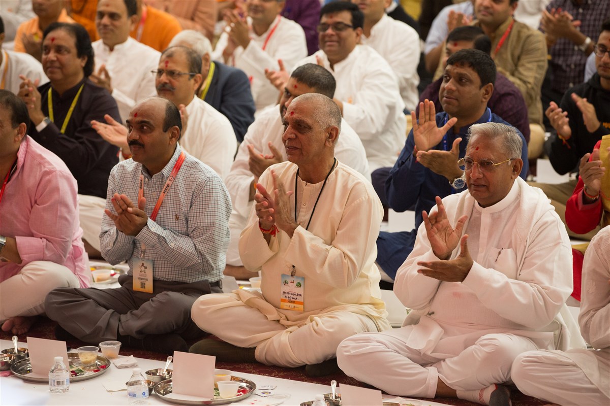 Devotees engaged in the Swaminarayan Akshardham Mandapam Pujan