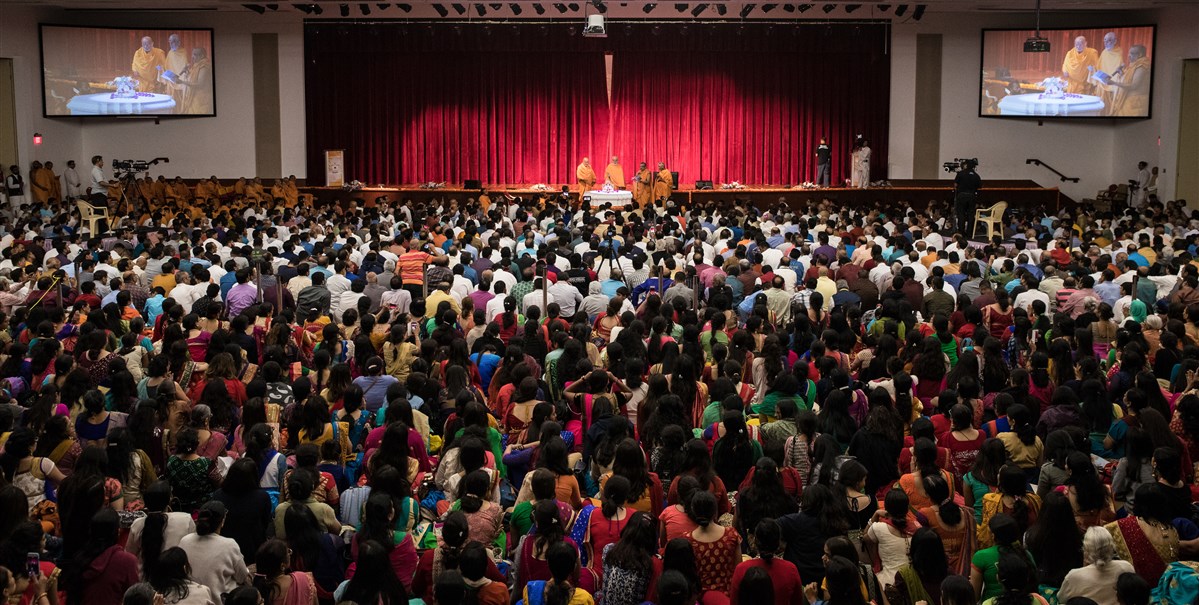 Devotees engaged in the Ghanshyam Maharaj Abhishek Murti Sthapan Pujan and Swaminarayan Akshardham Sthambh Pujan ceremony