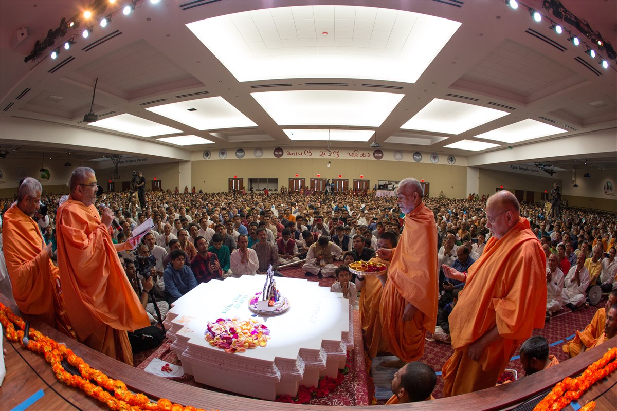 Swamishri engaged in the Swaminarayan Akshardham Sthambh Pujan ceremony