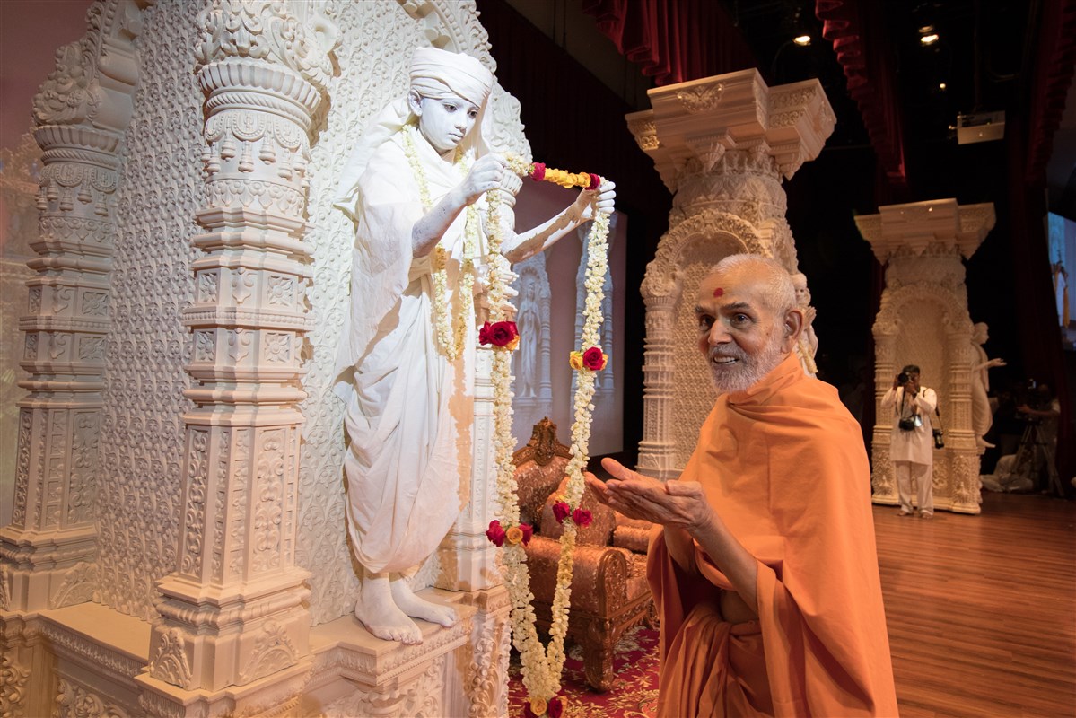 Swamishri being garlanded