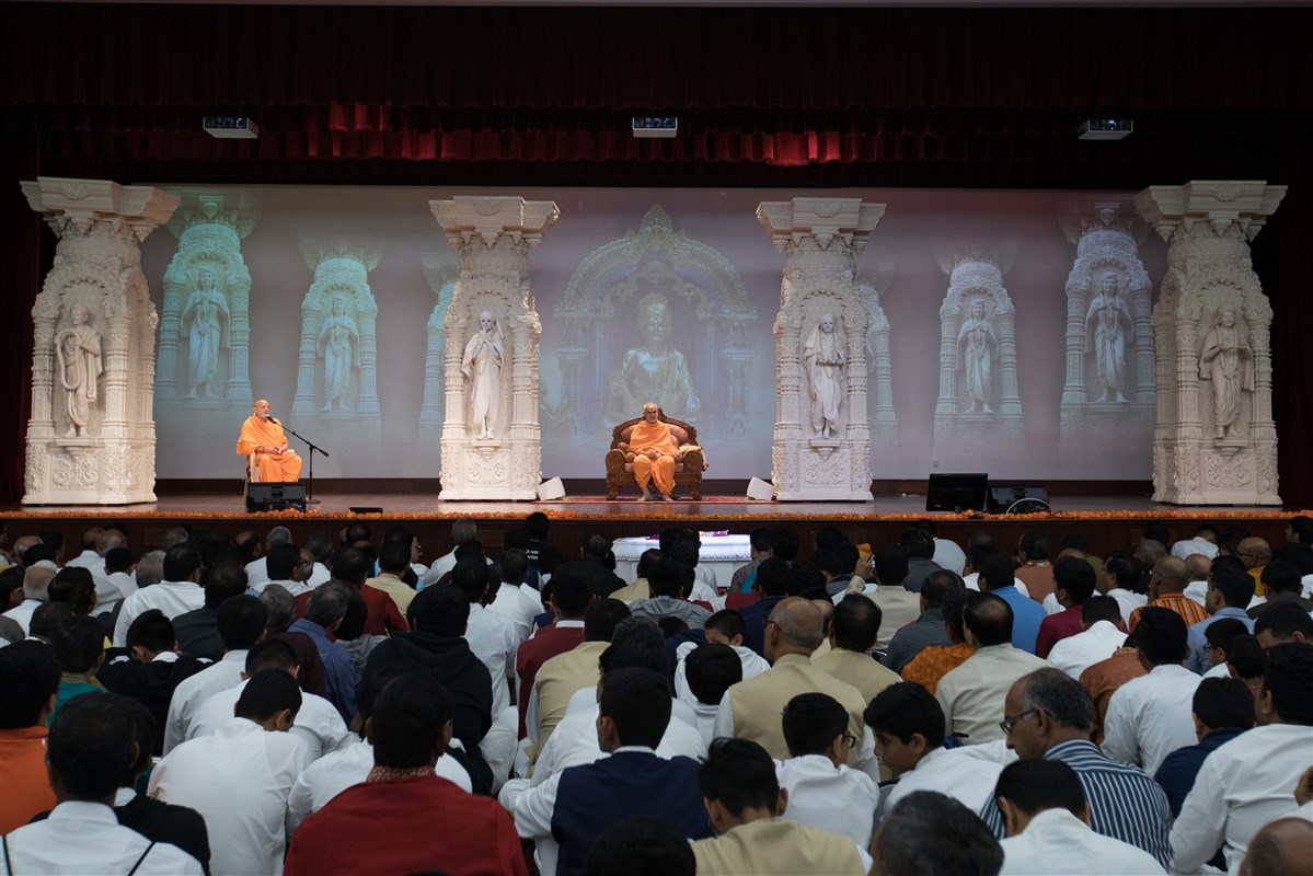 Pujya Ishwarcharandas Swami addresses the assembly 