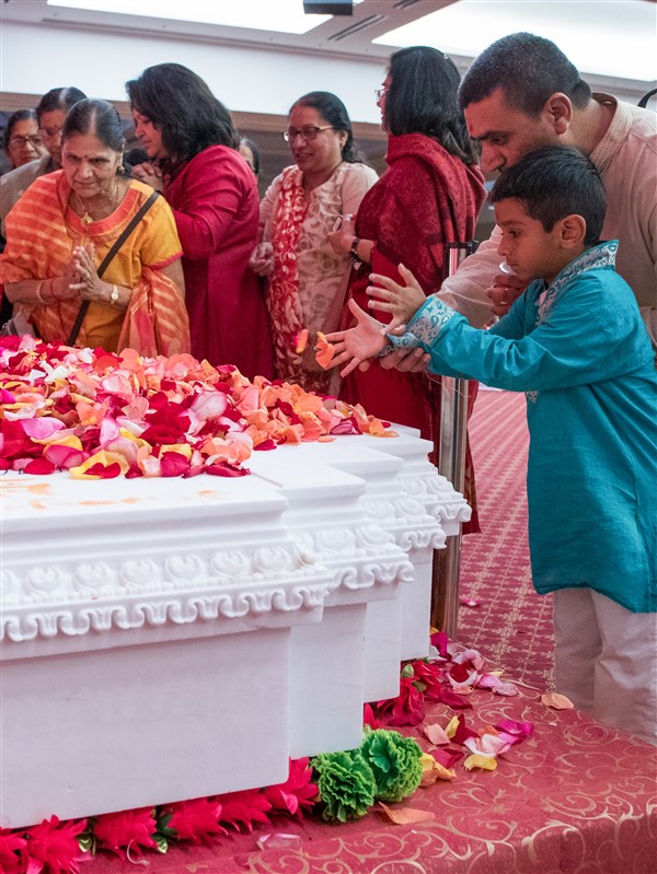 Devotees involved in Sthambh Pujan