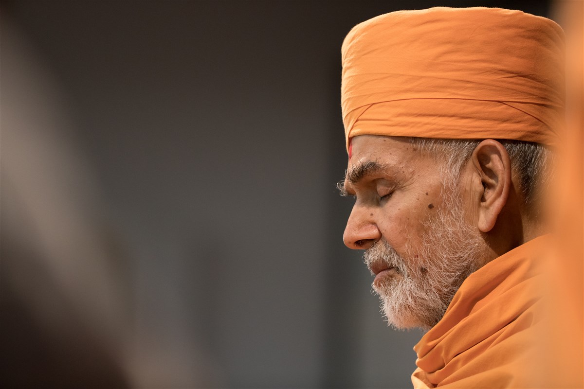 Swamishri engaged in Swaminarayan dhun