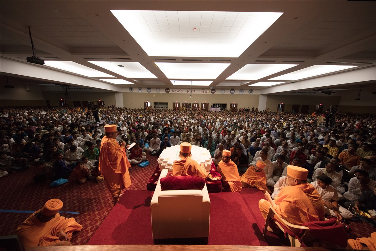 Swamishri engaged in Swaminarayan Akshardham Sthambh Pujan ceremony
