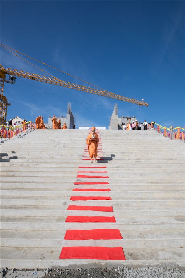Swamishri with Shri Harikrishna Maharaj on the Swaminarayan Akshardham construction Site