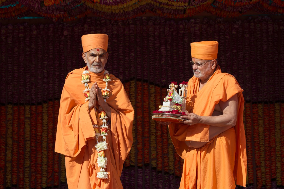 Swamishri engaged in the Swaminarayan Akshardham Sthambh Sthapan ceremony