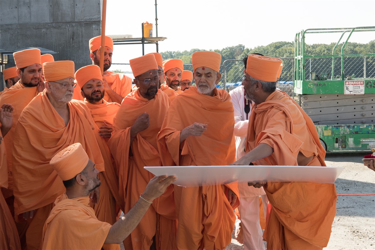 Pujya Aksharvatsaldas Swami explains details of Swaminarayan Akshardham