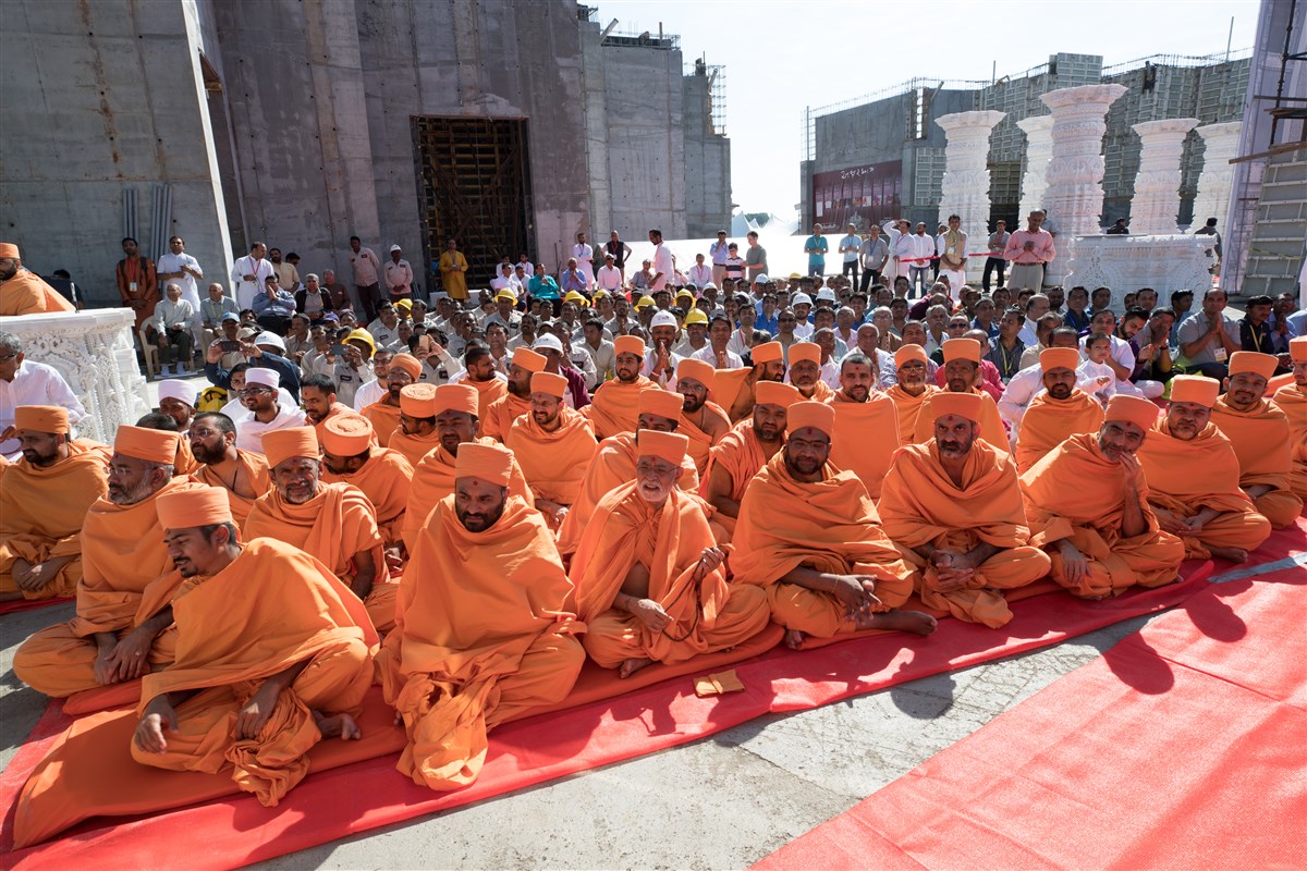 Swamis engaged in the Swaminarayan Akshardham Stambh Sthapan ceremony