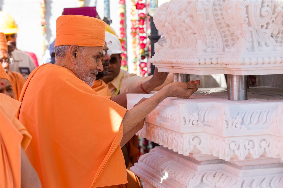 Swamishri engaged in the Swaminarayan Akshardham Stambh Sthapan ceremony