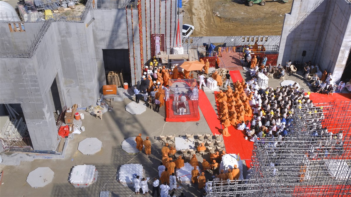 Swamishri engaged in the Swaminarayan Akshardham Stambh Sthapan ceremony