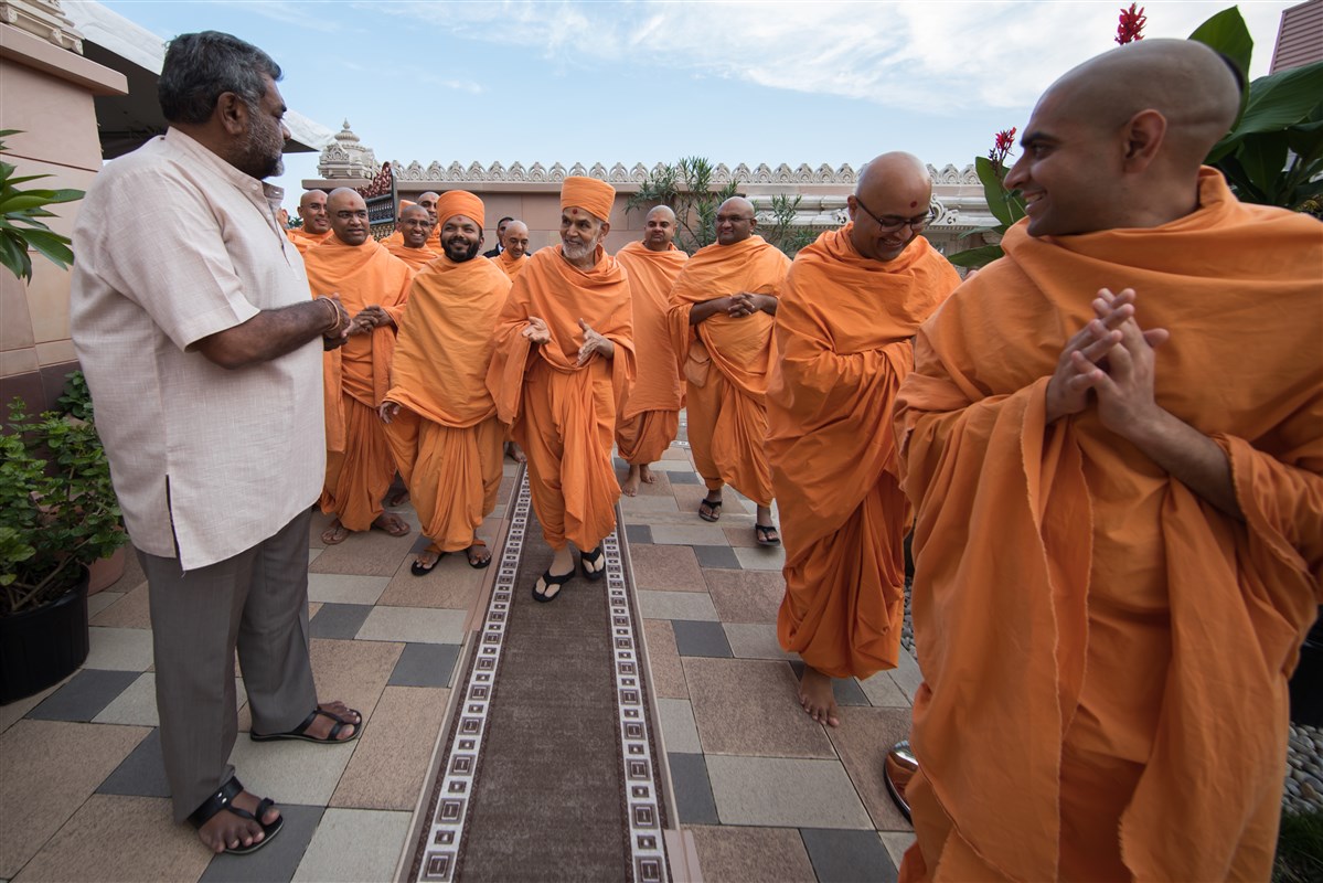 Param Pujya Mahant Swami Maharaj greets devotees