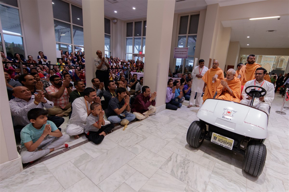 Swamishri on his way to the assembly