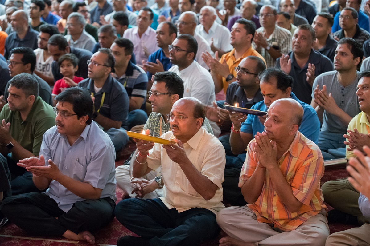Devotees engrossed in the evening arti