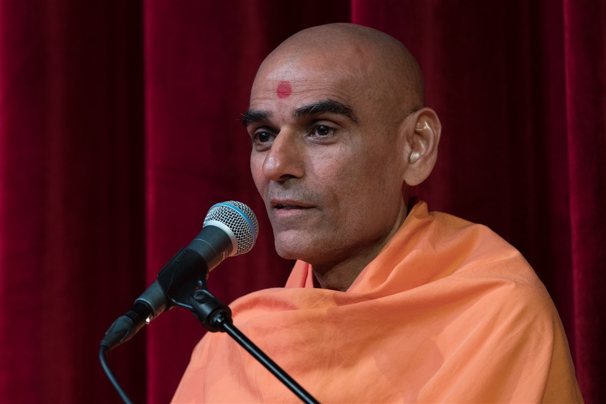 Pujya Anandswarupdas Swami addresses the assembly