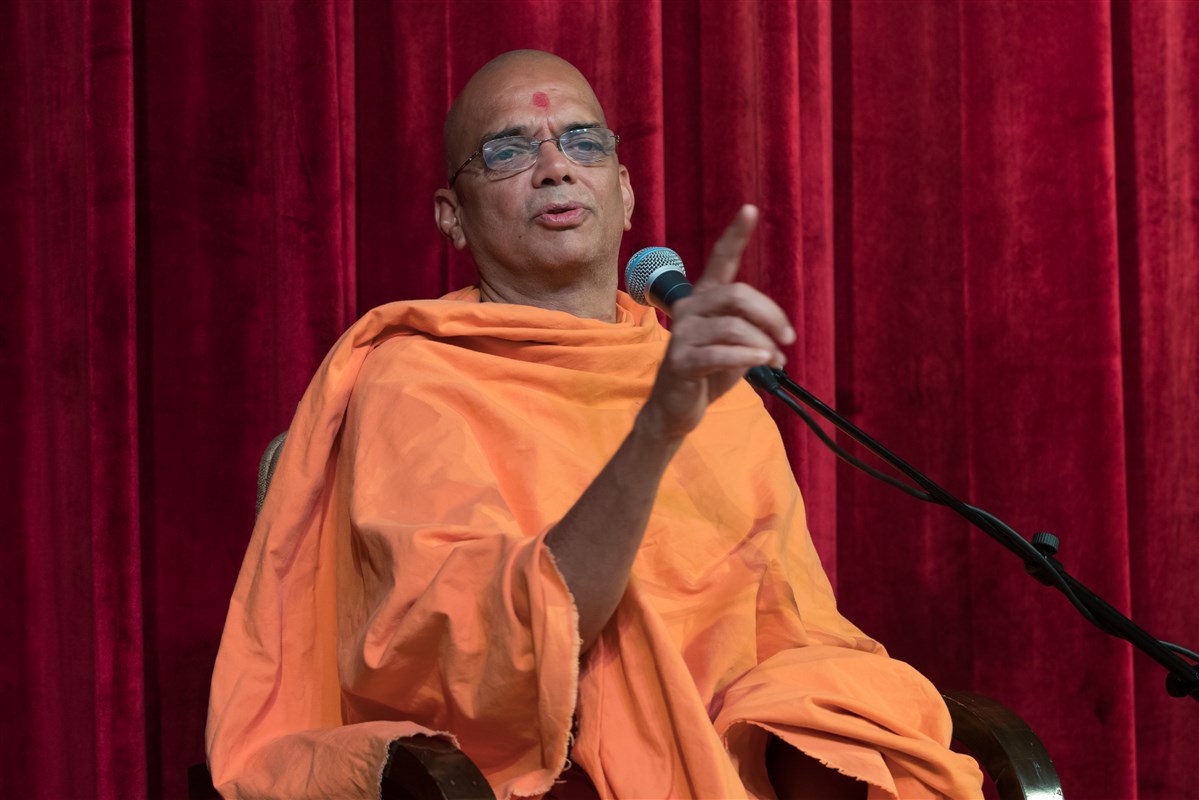 Pujya Narayamunidas Swami addresses the assembly