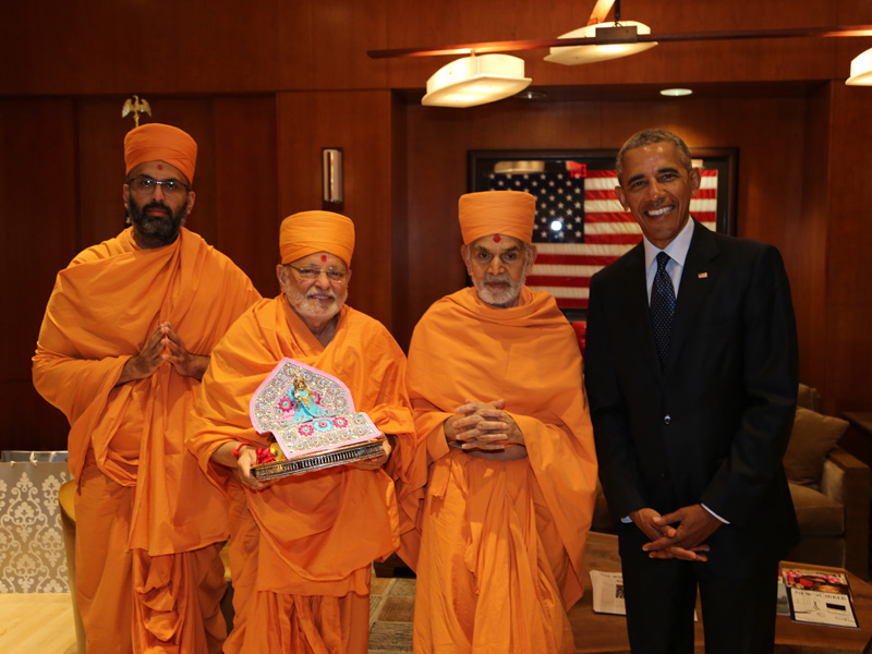 HH Mahant Swami Maharaj meets with former President Barack Obama