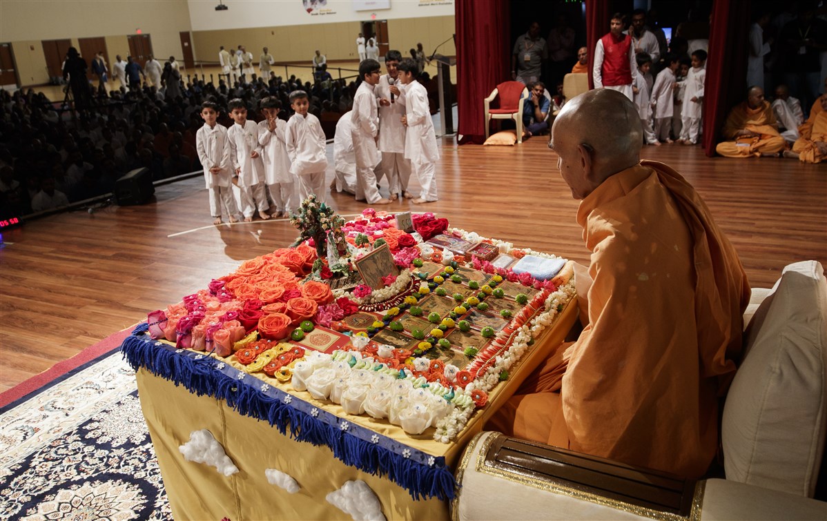 Children recite shlokas before Swamishri during his puja