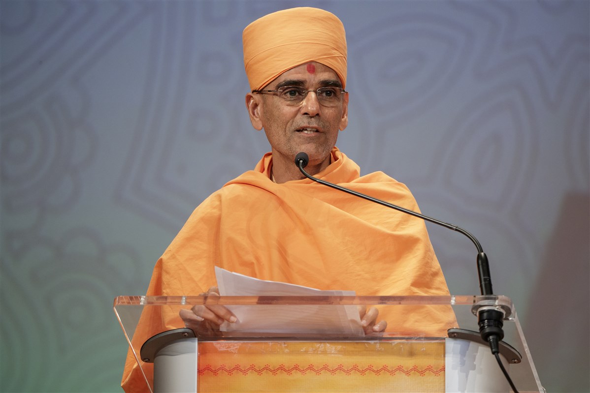 Pujya Anandswarupdas Swami addresses the Indo-American Day assembly