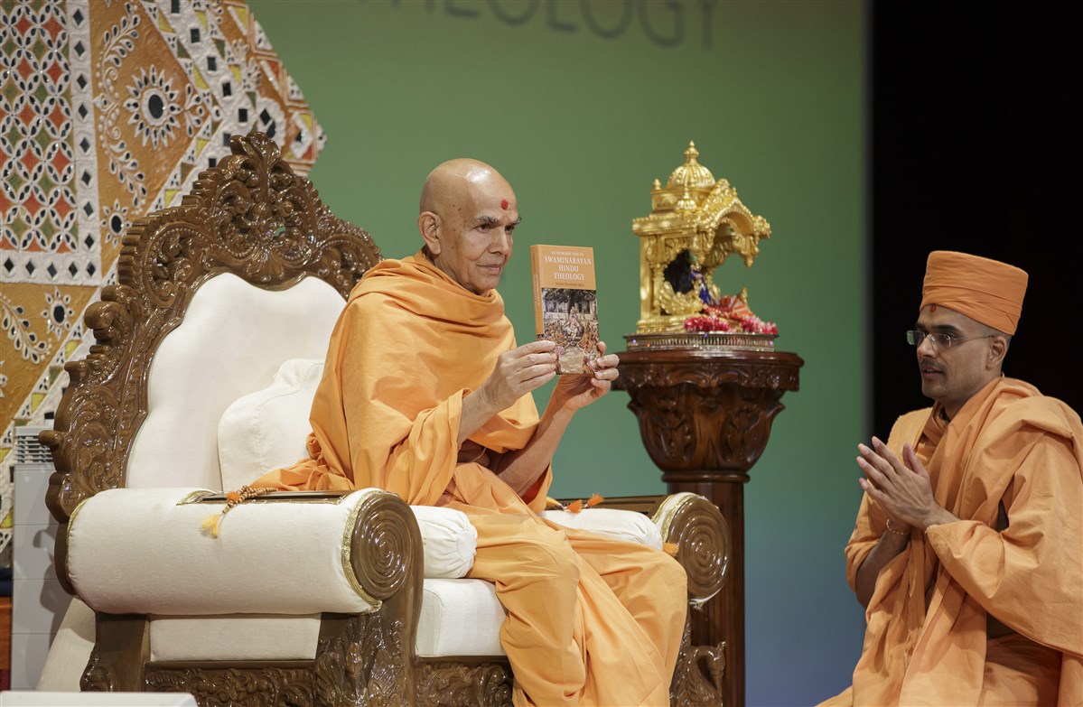 Swamishri inaugurates a new book by Pujya Paramtattvadas Swami - 'An Introduction to Swaminarayan Hindu Theology'