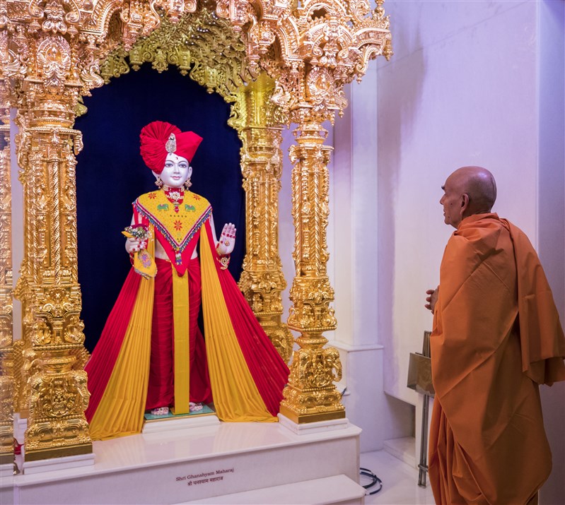 Param Pujya Mahant Swami Maharaj engrossed in the darshan of Shri Ghanshyam Maharaj