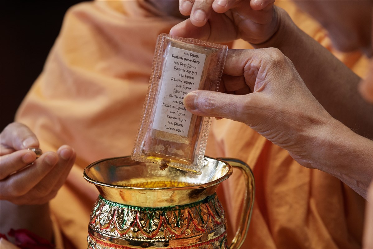 Swamishri sanctifies water with holy relics of Bhagwan Swaminarayan and the Guru Parampara